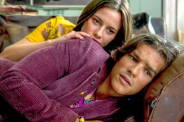 Seit er Lucy (Lily Sullivan) kennengelernt hat, fahren Devons (Brenton Thwaites) Gef&uuml;hle mit ihm Achterbahn.