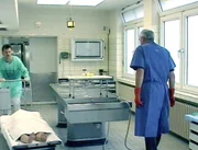 Gerichtsmediziner an ihrem Arbeitsplatz (Foto) Gerichtsmediziner an ihrem Arbeitsplatz (Foto)