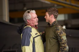 Thomas Beckett (Tom Berenger, l.) und Brandon Beckett (Chad Michael Collins)  Die Verwendung des sendungsbezogenen Materials ist nur mit dem Hinweis und Verlinkung auf TVNOW gestattet.