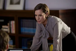 Die eiskalte Firmen-Psychologin Judith Bolton (Embeth Davidtz) bringt Adam bei, wie er sich unentdeckt als Spitzel in das fremde Unternehmen einschleusen kann.