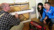 Auch das Klavier soll verkauft werden..  (Foto: Mona mit Mauro Corradino, re. und potentiellen K&auml;ufer, li.)