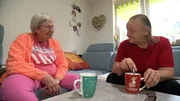 Rentnerin Elke (69, li.) ist mit Petra (64) verabredet; Rentnerin Elke (69, li.) ist mit Petra (64) verabredet