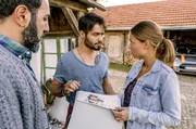 Toni (Adnan Maral, li.) m&ouml;chte Franzi (Lena Meckel) und Osman (Aram Arami) auseinanderbringen