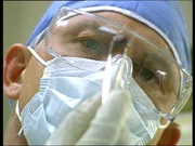 Die Frau des Polizisten - Gerichtsmediziner finden heraus, dass Jenifer McCrady mit einem Kopfschuss ermordet wurde. Die Frau des Polizisten - Gerichtsmediziner finden heraus, dass Jenifer McCrady mit einem Kopfschuss ermordet wurde.