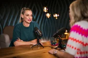 Monika Gruber (r.) und Barbara Schett w&auml;hrend ServusTVs &bdquo;Die Gruaberin - Vodcast&ldquo; in Salzburg, &Ouml;sterreich am 26. November 2025.