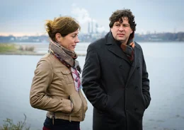 Roland Reuter (Hans-Jochen Wagner) und Sybille (Ulrike C. Tscharre) f&uuml;hren ein kl&auml;rendes Gespr&auml;ch.