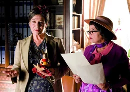 Frau Theobald (Hannelore Elsner) ernennt Mademoiselle Bertoux (Katharina Thalbach) zu ihrer Stellvertreterin f&uuml;r die Zeit ihrer Abwesenheit.