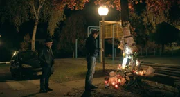 Yohan (Bastien Bouillon, r.) und sein Kollege Marceau (Bouli Lanners, l.) an dem Ort, wo eine junge Frau brutal zu Tode kam.