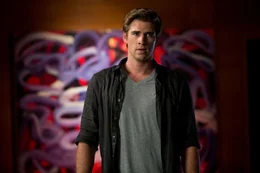 Der begabte Technologie-Experte Adam Cassidy (Liam Hemsworth) will es ganz nach oben schaffen.