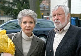 ARD GL&Uuml;CK AUF HALBER TREPPE, Deutschland 2005, Regie Thomas Jacob, am Sonntag (28.04.13) um 13:15 Uhr im Ersten. Der pensionierte Arch&auml;ologe Werner Kleist (Dietmar Sch&ouml;nherr) und die Witwe Thekla Heiser (Karin Eickelbaum) verstehen einander immer besser.