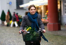 Immer gut drauf: die Relocation-Spezialistin Lina Baumann (Julia Brendler).