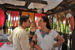 Weil der attraktive Strandbarbesitzer Pepe (Roberto Guerra, l.) Consuela (Elena Uhlig, r.) mit der Urlauberin Barbara (Annette Frier, M.) betrogen hat, kracht es immer wieder gewaltig zwischen dem Ehepaar. Ist ihre Ehe noch zu retten?; Weil der attraktive Strandbarbesitzer Pepe (Roberto Guerra, l.) Consuela (Elena Uhlig, r.) mit der Urlauberin Barbara (Annette Frier, M.) betrogen hat, kracht es immer wieder gewaltig zwischen dem Ehepaar. Ist ihre Ehe noch zu retten?