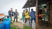 Lars P&ouml;hlmann (Dominic Boeer, l.) und Karoline Joost (Nike Fuhrmann, r.) kommen gerade richtig. Fischer Thiess Hennings (Guido A. Schick, r.) und seine T&ouml;chter Fenja Hennings (Lilith Becker, 3.v.l.) und Rieke Hennings (Oska Melina Borcherding, 2.v.r.) pr&uuml;geln sich mit dem Tiersch&uuml;tzer Bj&ouml;rn R&uuml;ggeberg (Mirko Lang, 2.v.l.). Es geht um Kegelrobben, die sich wieder in Wismar angesiedelt haben. Sch&uuml;tzt man die Robben oder die Fischer? Ist das Opfer Richard Timpe etwa zwischen die zwei Lager geraten?
