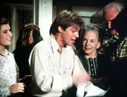 John-Boy (Richard Thomas, M.) ist außer sich vor Freude: ein Verleger will seine Kurzgeschichten veröffentlichen. Ester (Ellen Corby, r.) ist stolz auf ihren Enkel. John-Boy (Richard Thomas, M.) ist außer sich vor Freude: ein Verleger will seine Kurzgeschichten veröffentlichen. Ester (Ellen Corby, r.) ist stolz auf ihren Enkel.