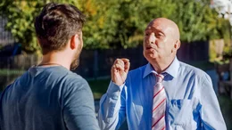 ARD Degeto SERVUS, SCHWIEGERMUTTER!, am Freitag (29.10.21) um 20:15 Uhr und um 01:20 Uhr im ERSTEN, online first ab Mittwoch (27.10.21) in der ARD MEDIATHEK Mesut (Orhan G&uuml;ner, re.) h&auml;lt Osman (Aram Arami. li.) eine Standpauke. &copy; ARD Degeto/Yalla Productions, honorarfrei - Verwendung gem&auml;&szlig; der AGB im engen inhaltlichen, redaktionellen Zusammenhang mit genannter Degeto-Sendung und bei Nennung "Bild: ARD Degeto/Yalla Productions" (S2+). ARD Degeto/Programmplanung und Presse, Tel: 069/1509-335, degeto-presse@degeto.de