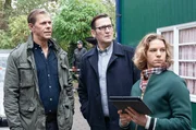 Tomke (Anjorka Strechel, r.) empf&auml;ngt Finn (Sven Martinek) und Lars (Ingo Naujoks). Leichensp&uuml;rhunde haben im Keller des Familienhauses angeschlagen.