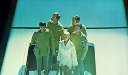 An Bord des fremden Raumschiffes: Spock (Leonard Nimoy, l.), Decker (Stephen Collins, 2.v.l.), Ilia (Persis Khambatta, M.), McCoy (DeForest Kelly, 2.v.r.) und Kirk (William Shatner, r.) ...
