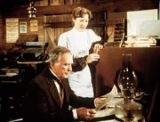 Elliott Reed (John McLiam, l.), ein großer New Yorker Verleger, will seiner Tochter Sarah (Pamela Roylance, r.) beibringen, wie man eine Zeitung herausgibt. Elliott Reed (John McLiam, l.), ein großer New Yorker Verleger, will seiner Tochter Sarah (Pamela Roylance, r.) beibringen, wie man eine Zeitung herausgibt.