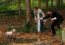 Lina (Julia Brendler) und Markus (Stephan Luca) m&uuml;ssen dem Hund eines wichtigen Sponsors das Leben retten.