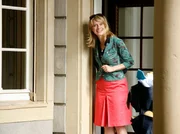 Sophie Haas hasst Hausarbeiten jeglicher Art - sie macht sich auf die Jagd nach einer Putzfrau. Sophie Haas hasst Hausarbeiten jeglicher Art - sie macht sich auf die Jagd nach einer Putzfrau.