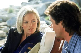 Botschaftssekret%rin Rika van den Haas (Patsy Kensit) findet Gefallen an Martin Riggs (Mel Gibson)..