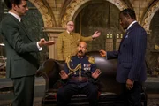v.li.: Felix Fickelgruber (Mathew Baynton), Gerald Prodnose (Matt Lucas), Polizeichef (Keegan-Michael Key), Arthur Slugworth (Paterson Joseph).