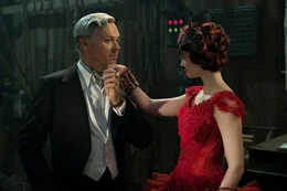 L-R: V. A. Vandevere (Michael Keaton) und Colette Marchant (Eva Green)