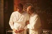 Praktikant Sören (Max Giermann, l.) assistiert Professor Ferdinand Sauerbruch (Matthias Matschke, r.). Praktikant Sören (Max Giermann, l.) assistiert Professor Ferdinand Sauerbruch (Matthias Matschke, r.).