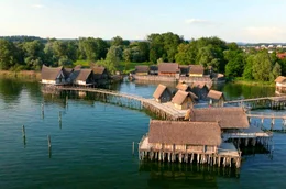 UNESCO Weltkulturerbe in Deutschlands S&uuml;den: Die Pfahlbauten in Unteruhldingen am Bodensee.