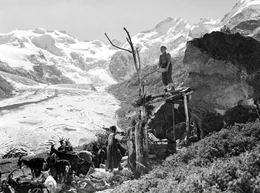 Vor spektakul&auml;rem Alpenpanorama k&uuml;mmert sich der Gei&szlig;enpeter (Thomas Klameth, oben) mit Heidis (Elsbeth Sigmund) Hilfe um seine Ziegen.