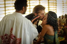 Auch Vater Isaac (Rob Collins, l.) freut sich, dass die Hochzeit von Lauren (Miranda Tapsell, r.) und Ned (Gwilym Lee, M.) doch noch stattgefunden hat.