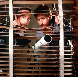 4. Die Polizisten Chris Lecce (Richard Dreyfuss, li.) und Bill Reimers (Emilio Estevez) sind nicht nur Partner, sondern auch dicke Freunde. Als die beiden mit der Beschattung einer attraktiven Gangsterbraut beauftragt werden, geraten sie in Teufels K&uuml;che.