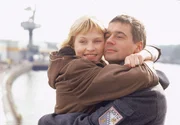 Hendrik (Ulrich Drewes), der Mareike (Sanna Englund) eigentlich zu einer Vernehmung bringen sollte, unternimmt mit ihr einen kleinen Ausflug.