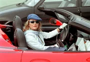 Zu Elvira Kupfers (Jutta Speidel) neuem Image z&auml;hlt auch ein rasanter Sportwagen.