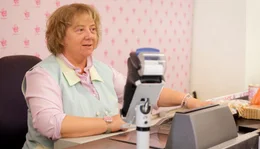 Sie nutzt Emmas Gutm&uuml;tigkeit aus: Supermarkt-Kollegin Sandra (Regine Hentschel).
