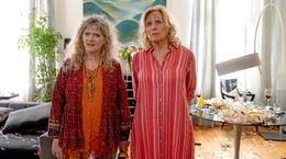 Die Party, die Karin (Maren Kroymann, re.) und Philippa (Barbara Sukowa, li.) als Verkupplungsaktion f&uuml;r Gerhard geplant haben, ist aus dem Ruder gelaufen.
