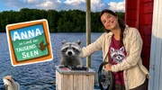 Anna auf ihrem Hausboot im Land der tausend Seen zusammen mit einem Waschbären (Waschbär aus dem Tierpark Kunsterspring). Anna auf ihrem Hausboot im Land der tausend Seen zusammen mit einem Waschbären (Waschbär aus dem Tierpark Kunsterspring).