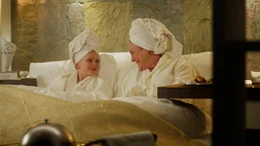Die sonst so strenge Oma Stine (Beppie Melissen) hat sich einen Tag frei genommen und ihren Salon geschlossen, um mit ihrer Enkelin Romy (Vita Heijmen) einen besonderen Tag zu verbringen.