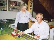 Gerhard und Maria Freyermuth an ihrer HO-Anlage. Gerhard und Maria Freyermuth an ihrer HO-Anlage.