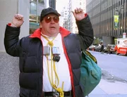 Die Polizei muss strategisch handeln: Bankr&auml;uber Ernie (Delaney Williams) ist bereit, sich selbst in die Luft zu sprengen.