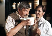 G&uuml;nther (Wolfgang Winkler) ist beeindruckt vom "duften" Sortiment der Apothekerin Anita (Susanne Uhlen).