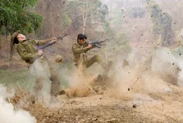 Schon 60 Jahre dauert der Konflikt zwischen Birmanen und Karen an der nahen thail&auml;ndisch-birmanischen Grenze - der l&auml;ngste B&uuml;rgerkrieg der Menschheitsgeschichte. Eines Tages bitten Missionare John Rambo, sie mit dem Boot zu einem Fl&uuml;chtlingslager zu lotsen ...