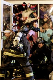 Als es bei einer Party eskaliert, wird das Team des Chicago Fire Department gerufen. Die Menschen haben sich verkeilt und kommen nicht aus dem Gebäude. Als es bei einer Party eskaliert, wird das Team des Chicago Fire Department gerufen. Die Menschen haben sich verkeilt und kommen nicht aus dem Gebäude.