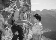 M&auml;nner und Frauen getrennt: Auf zwei verschiedenen Wegen gelangt man ans Ziel, auf den Gipfel der Rotwand im Rosengartengebiet in den Dolomiten. Der legend&auml;re Bergsteiger und -f&uuml;hrer Luis Trenker f&uuml;hrt in dieser Reportage zwei Kletterer, G&uuml;nther Johne und Winfried Ender, in die Finessen der Klettertechnik ein und schickt sie die Steilwand hinauf, w&auml;hrend die Dame, Trenkers Nichte Helga Franzelin, mit Trenkers Begleitung von Bozen auf der leichteren S&uuml;dseite aufsteigt. Wer ist als erster da?