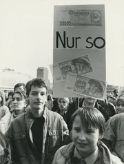 Demonstration in Leipzig für einen Umtauschkurs 1:1 am 5. April 1990. Demonstration in Leipzig für einen Umtauschkurs 1:1 am 5. April 1990.