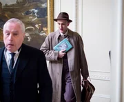 Tysoe (Tom Brooke, hinter).