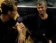 O'Neill (Richard Dean Anderson, r.) und Martouf (J.R. Bourne) gelingt es, dem H&ouml;llenw&auml;rter, der sie gefangen hielt, zu entkommen.