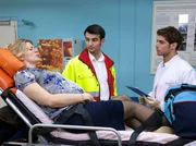 Sonja Neumann wird erneut vom Notarzt in die Sachsenklinik eingeliefert. Sie verliert Fruchtwasser und die Wehen kommen regelmäßig.