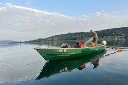 Willie B&ouml;hler mit seinem Fischerboot auf dem Bodensee. Er geh&ouml;rt zu den wenigen verbliebenen Berufsfischern am See.