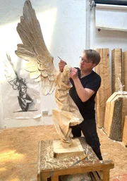 Kunst f&uuml;r die Kirche: Thomas Hildenbrand arbeitet an einer neuen Skulptur.